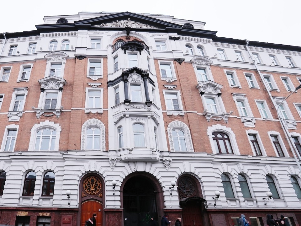 Историческое здание вспыхнуло в самом центре Москвы