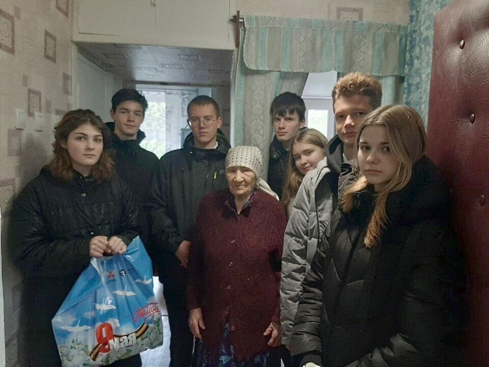 Пущинские гимназисты вручили подарки ветеранам Великой Отечественной Войны