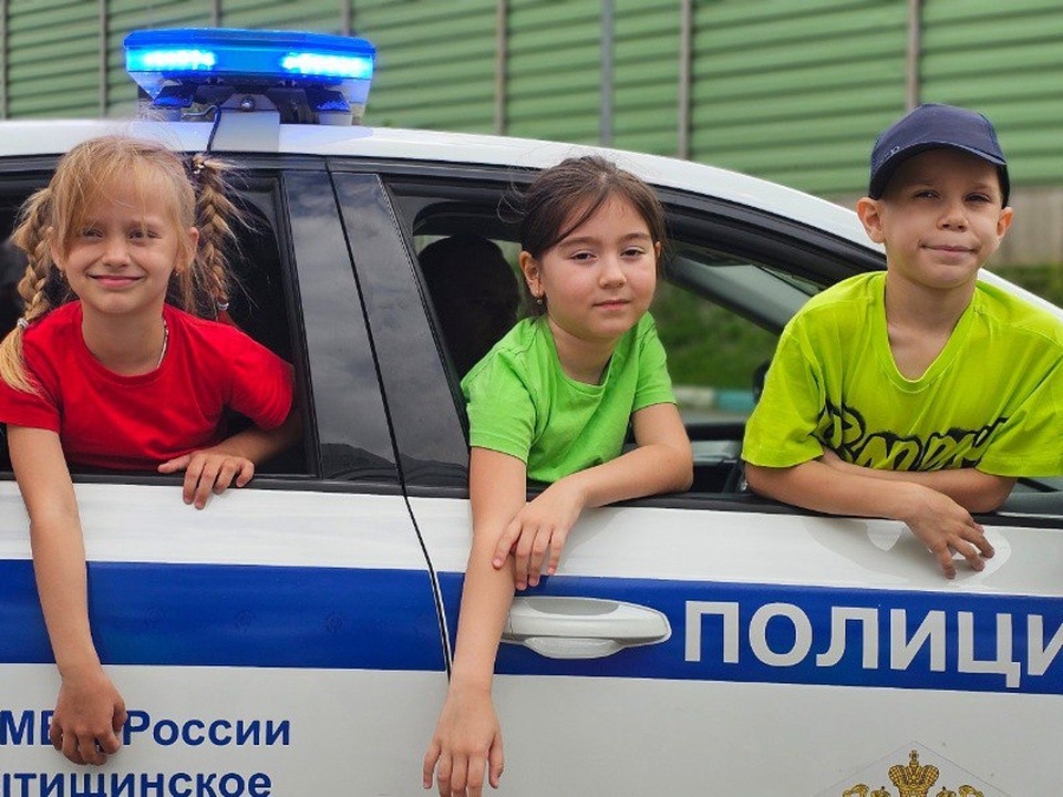 Сотрудники ГИБДД научили долгопрудненских школьников основам вождения электросамокатов