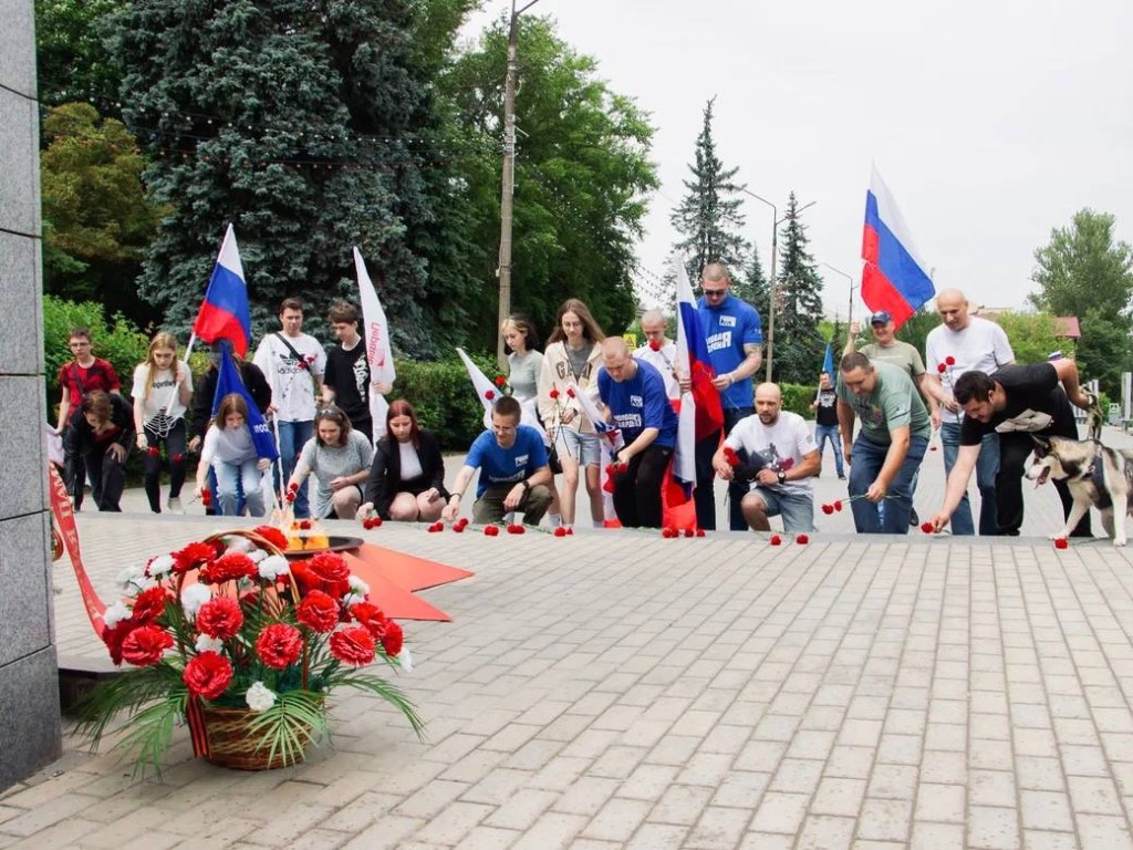 Участники автопробега, посвященного Дню России, возложили цветы к Вечному огню на Аллее Славы