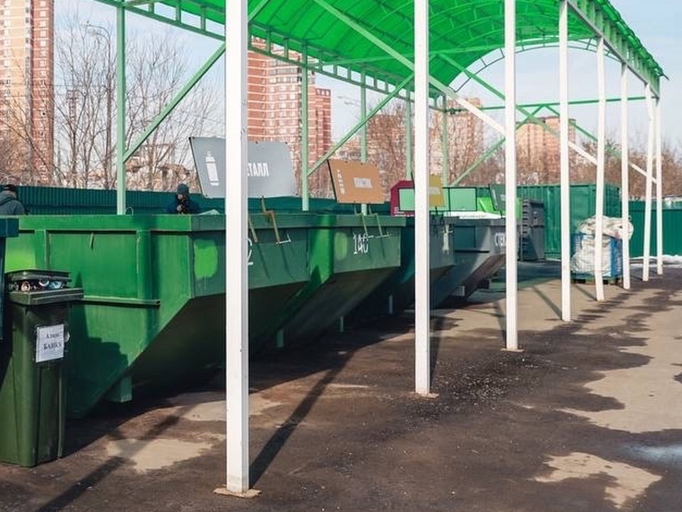 В Химках на Коммунальном проезде возле дома 14 организовали мусороперегрузочную станцию