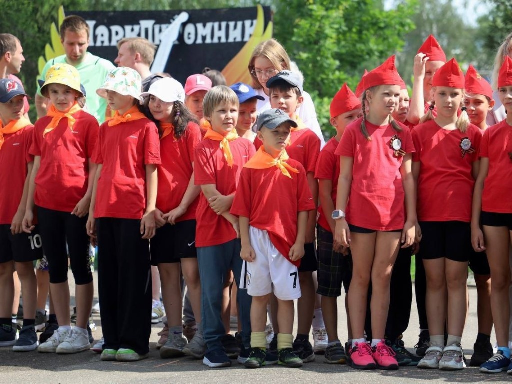 В Серпухове в парке «Питомнике» поиграли в «Зарничку» | REGIONS.RU /  Серпухов