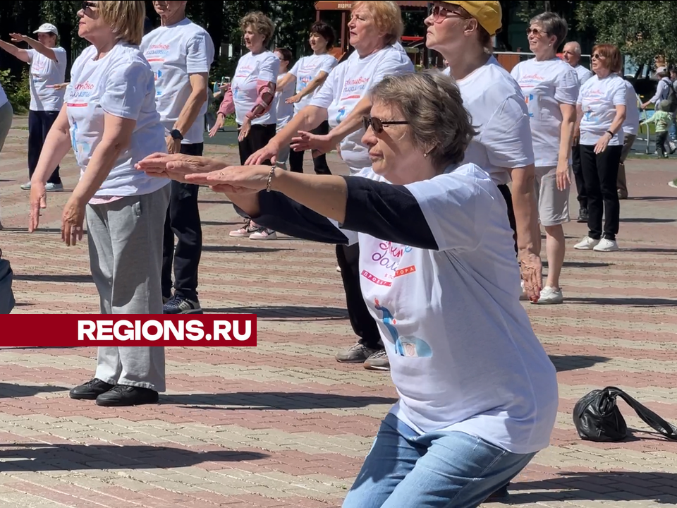 Химкинские пенсионеры под зажигательную музыку сделали зарядку на свежем воздухе