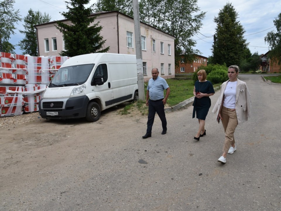 Строительный мусор от капремонта крыши в Новолотошине вывезут – замглавы округа