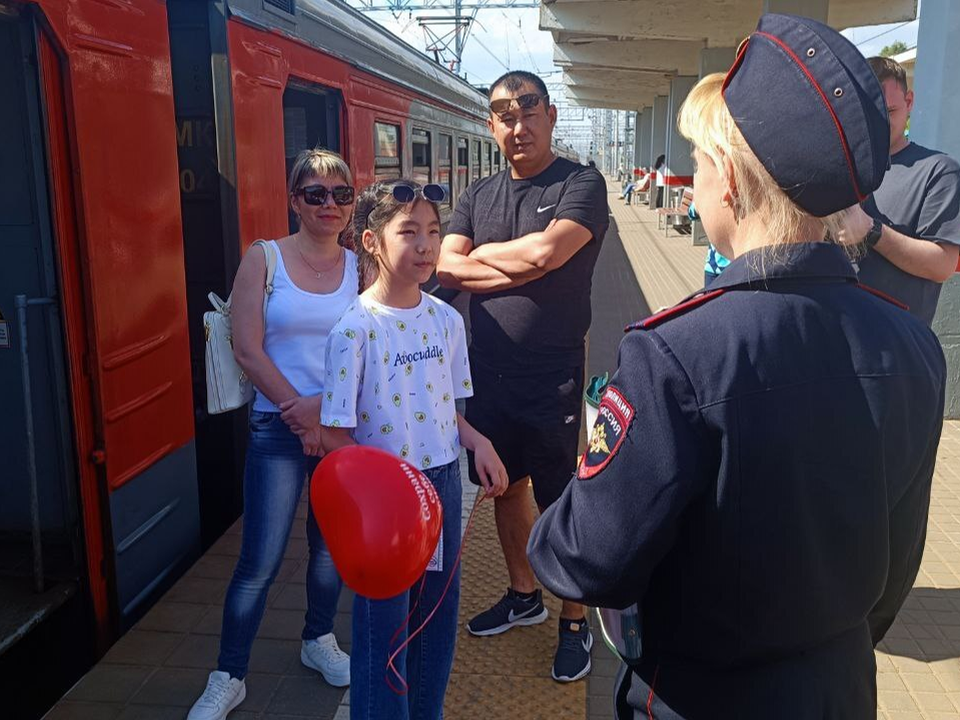 В Люберцах просят пассажиров снять наушники, проходя железнодорожные пути