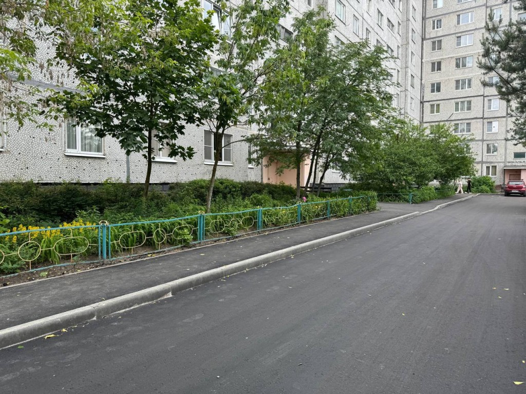 Новый асфальт и бордюры: как изменился двор на улице Кржижановского
