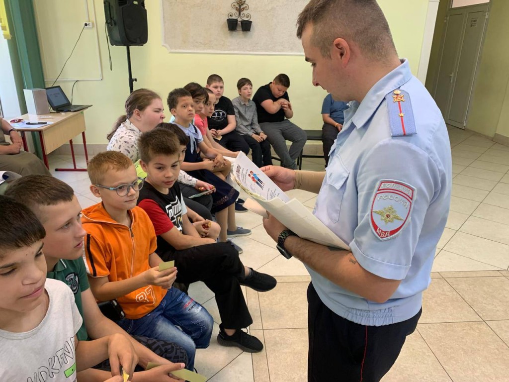 Полицейские из Протвино разобрали с детьми «дорожные ловушки»