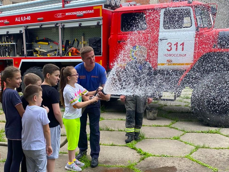 Пожарные Чехова показали технику в школьных летних лагерях