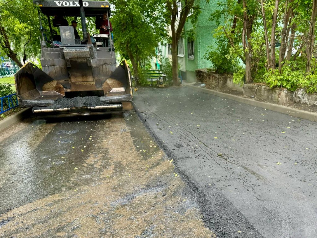 Во дворе дома на улице Советской по просьбам жителей сделали новую  пешеходную дорожку | REGIONS.RU / Бронницы