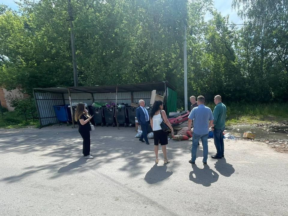 Депутаты Чехова проследили за уборкой контейнеров на улице Гагарина