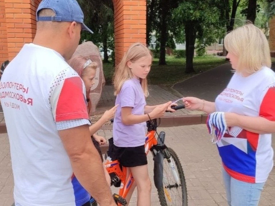 На городских улицах раздают ленты в цветах российского триколора