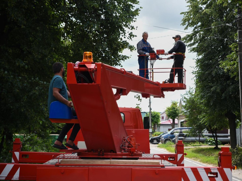 На Кожурновской улице спилили надломленные ветки деревьев | REGIONS.RU /  Бронницы