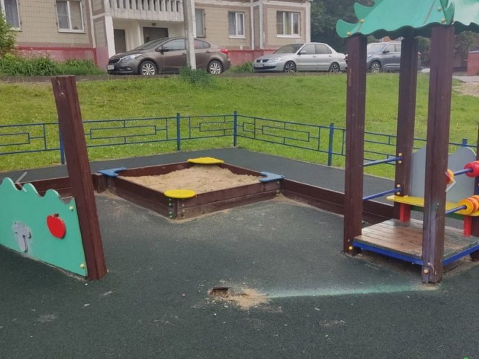 Поломанную вандалами горку на детской площадке в Венюкове восстановят к 21 июня