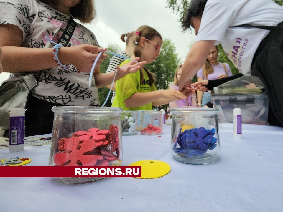 Для юных жителей Долгопрудного организовали мастер-класс по созданию украшений в цветах триколора