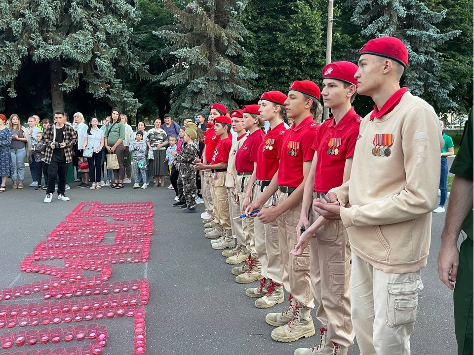 Сотни свечей зажгли жители округа у Вечного огня в Коломне