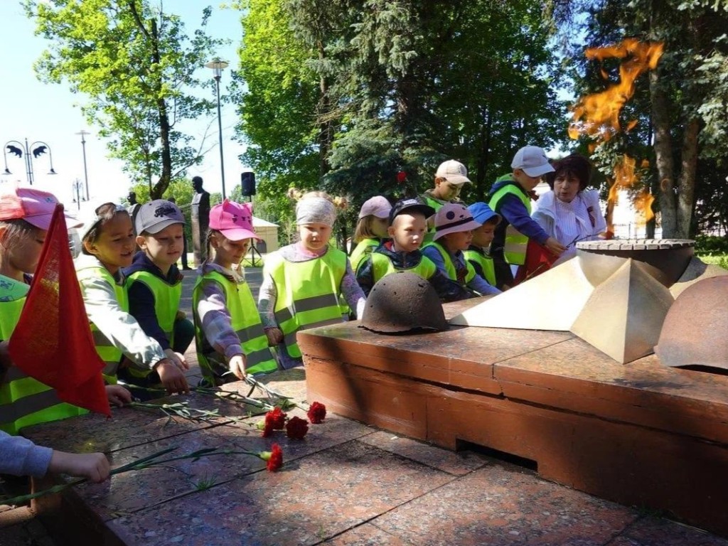 Юные ружане возложили цветы к мемориалу Славы в День памяти и скорби