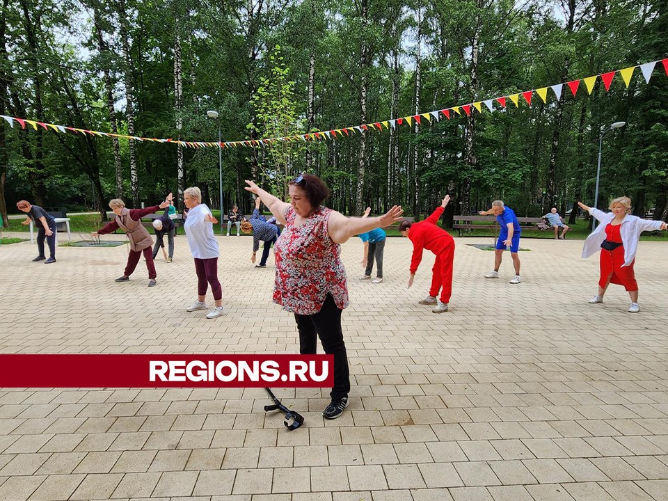 «Зарядку с чемпионом» провели для долголетов Солнечногорска в честь Дня России