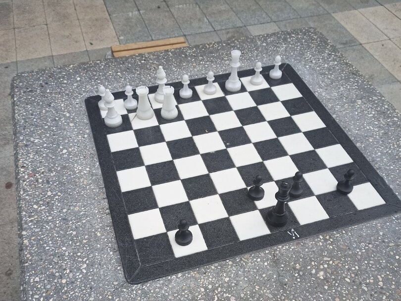 Шахматные фигуры на Лесном бульваре в Протвино «приказали долго жить»