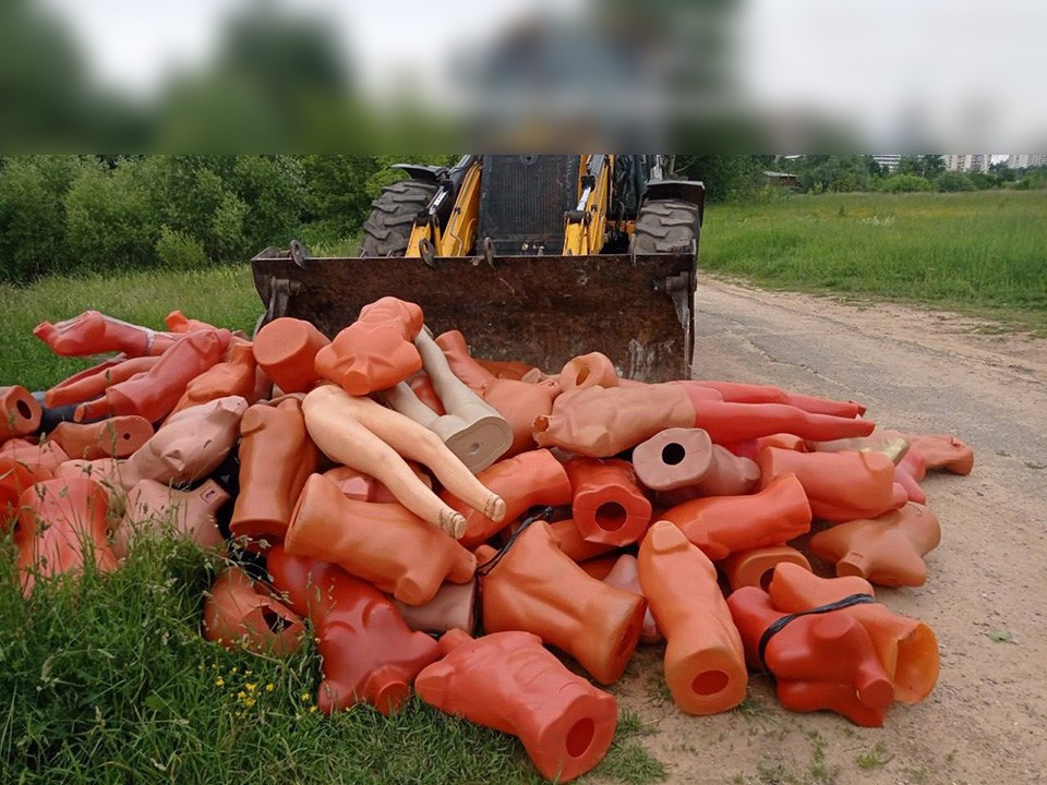 Необычный мусор вывезли из Одинцово: на свалку обнаженных манекенов пожаловались жители деревни Мамоново