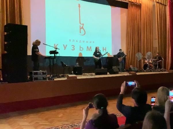 Певец Владимир Кузьмин поздравил медиков госпиталя для ветеранов войн под Солнечногорском