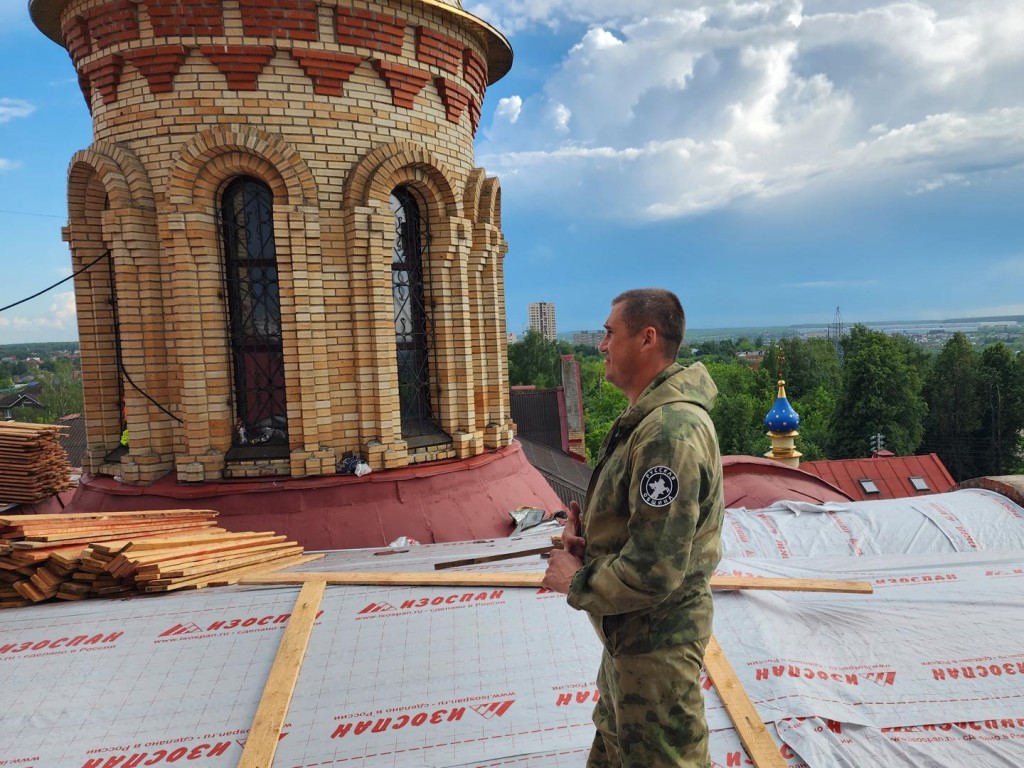 Промышленный альпинист очистил фасад собора Всех Святых от растительности