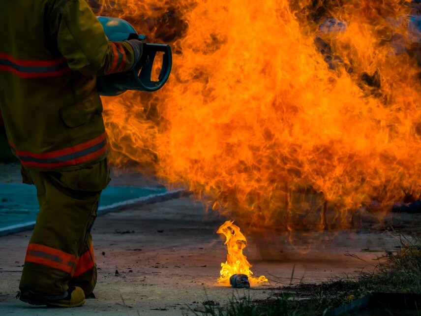Спасатели потушили крупный пожар на складах с химикатами под Сергиевым Посадом