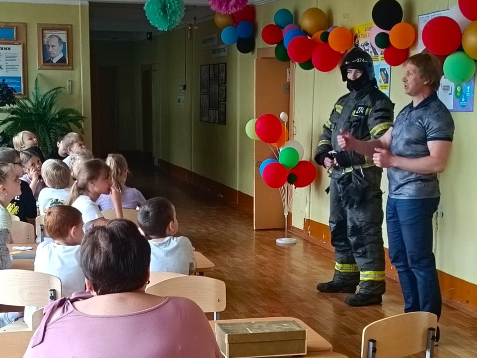 Спасатели отработали эвакуацию детей и тушение пожара в школе Чехова