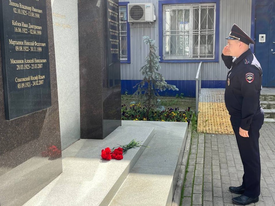 Полицейские Лобни почтили память погибших в День памяти и скорби
