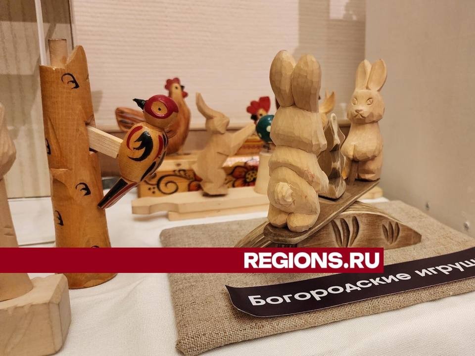 Деревянные игрушки от известных мастеров народных художественных промыслов России представлены на выставке в музее
