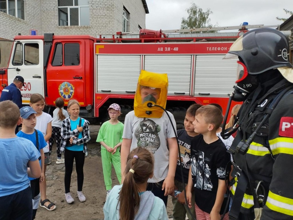 Спасатели показали участникам детского лагеря, как тушить пожар |  REGIONS.RU / Одинцово