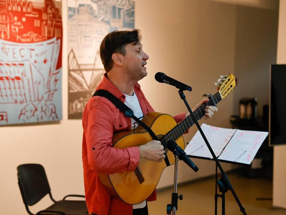 Волонтер Виталий Ленский спел для родственниц участников спецоперации в галерее искусств