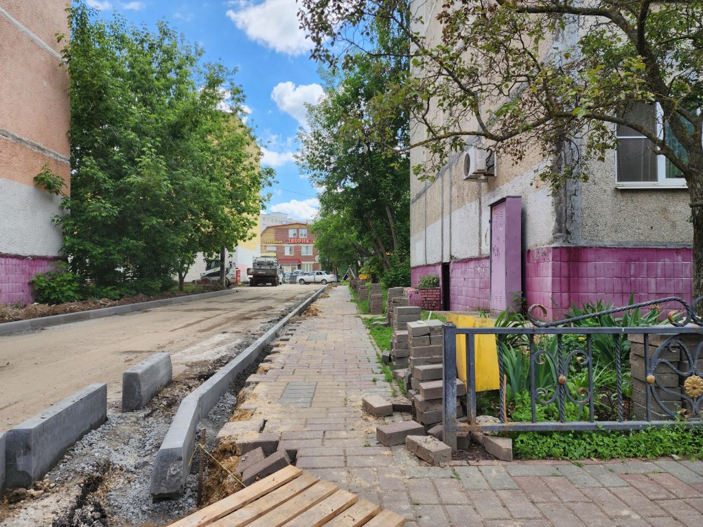 Новые скамейки, урны и детская площадка появятся во дворе домов на улице  Гурьева | Раменское