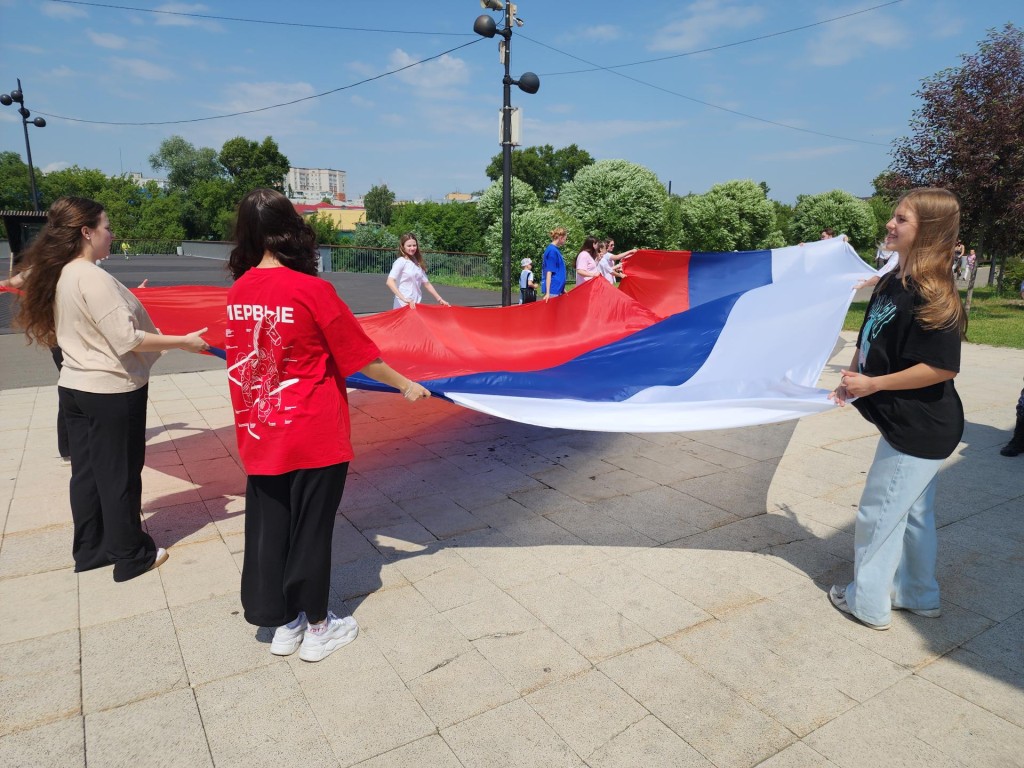 В Орехово-Зуеве двадцатиметровый триколор подняли в День России |  REGIONS.RU / Орехово-Зуево