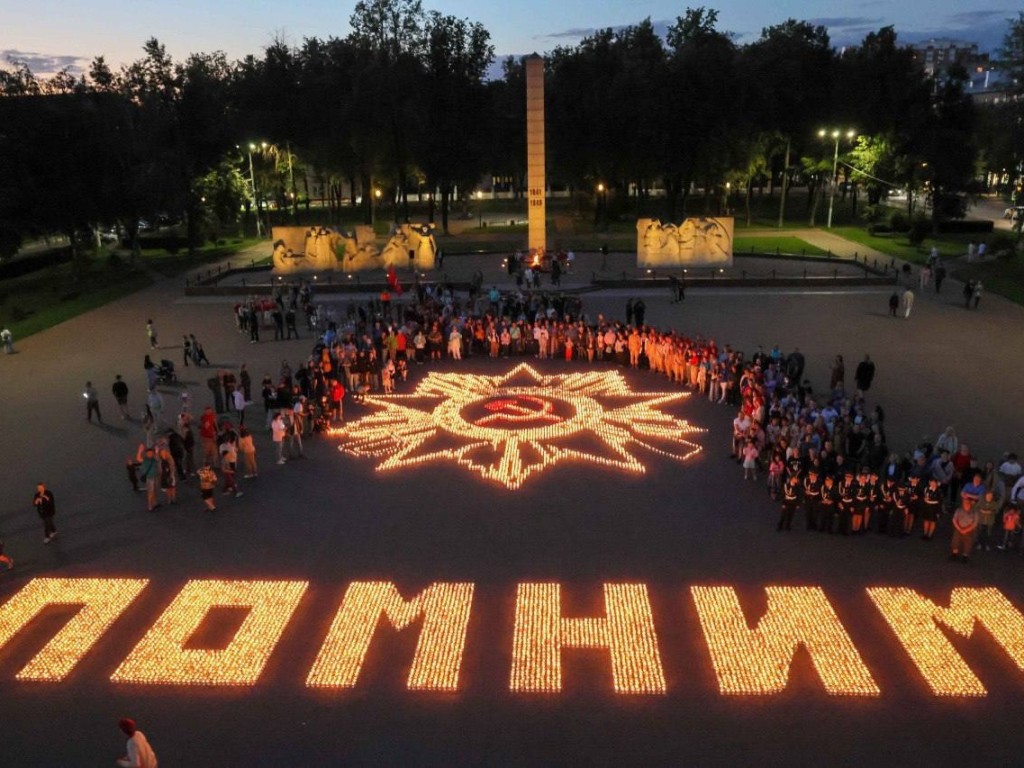 Одиннадцать тысяч свечей зажглись на площади Славы в Подольске в память о  героях ВОВ | REGIONS.RU / Подольск