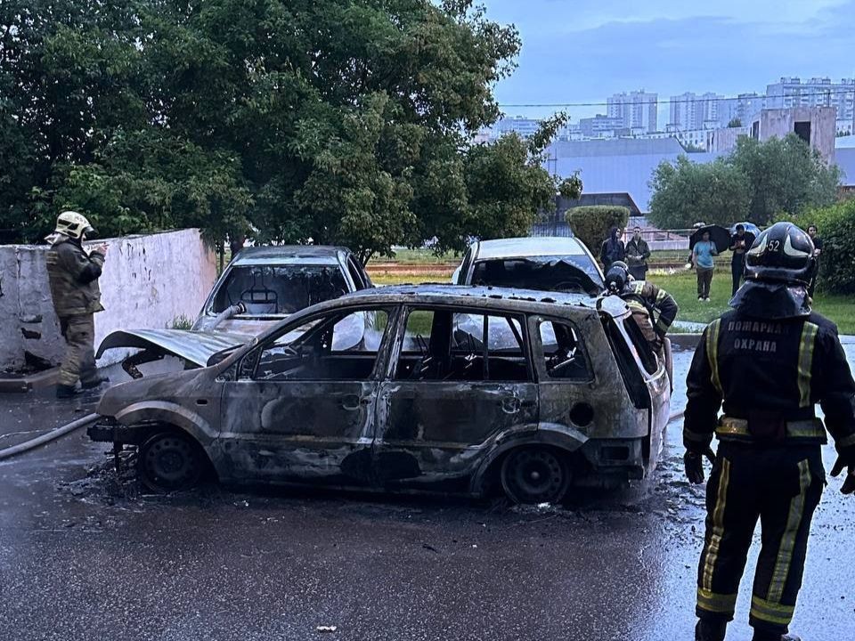 На юге Москвы одновременно сгорели несколько автомобилей