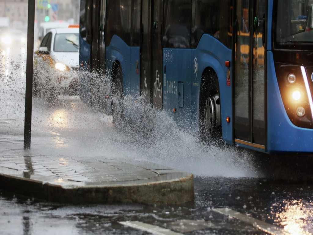 В Москве после сильного ливня открыли движение на трех дорожных участках |  Regions.ru