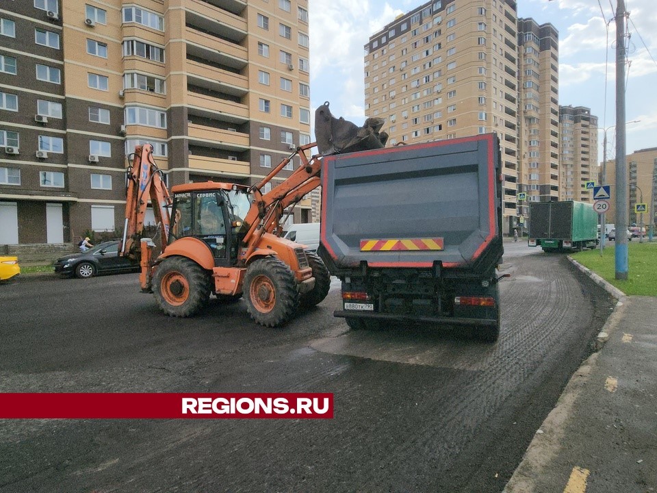 В микрорайоне Новые Водники специалисты проводят замену асфальта у автобусной остановки