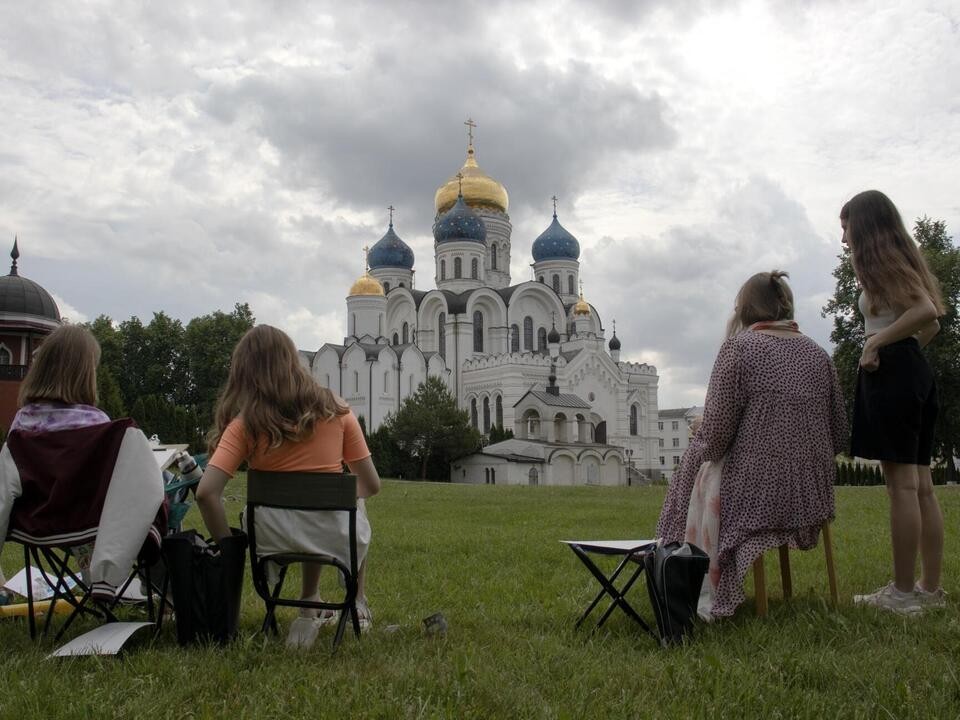 Для юных дзержинских художников проводят занятия на свежем воздухе