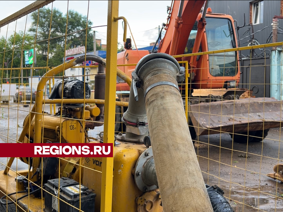 Химкинские коммунальщики откачивают воду из подвалов домов на улице Кирова в Сходне