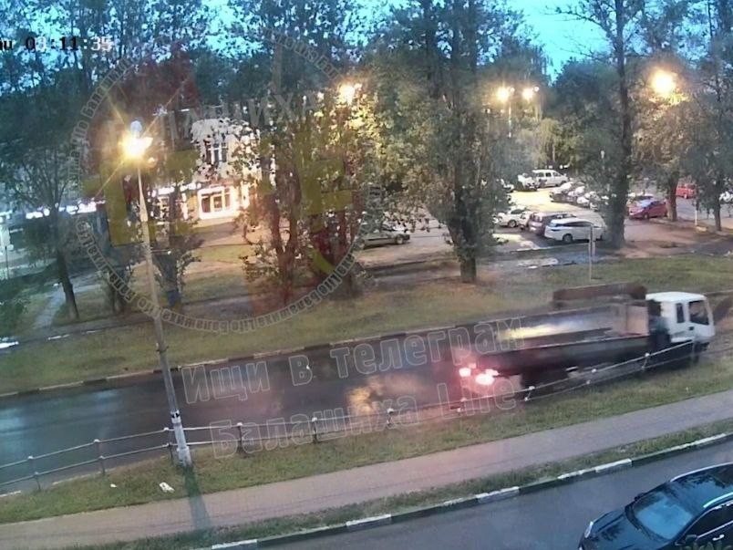 Манипулятор снес забор в Балашихе | REGIONS.RU / Балашиха