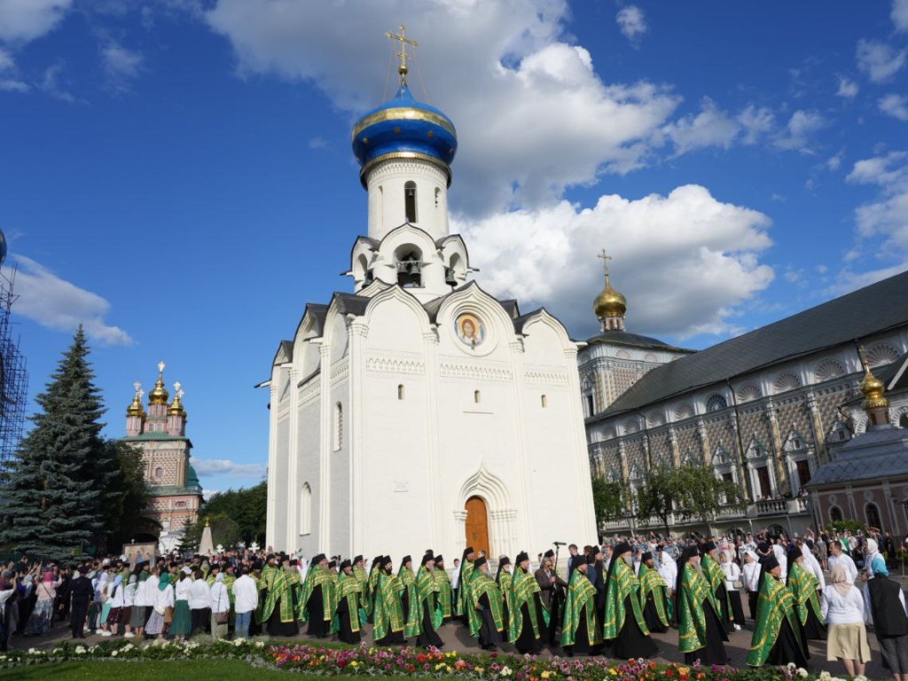 Праздник Святой Троицы отмечают в Бронницах | REGIONS.RU / Бронницы