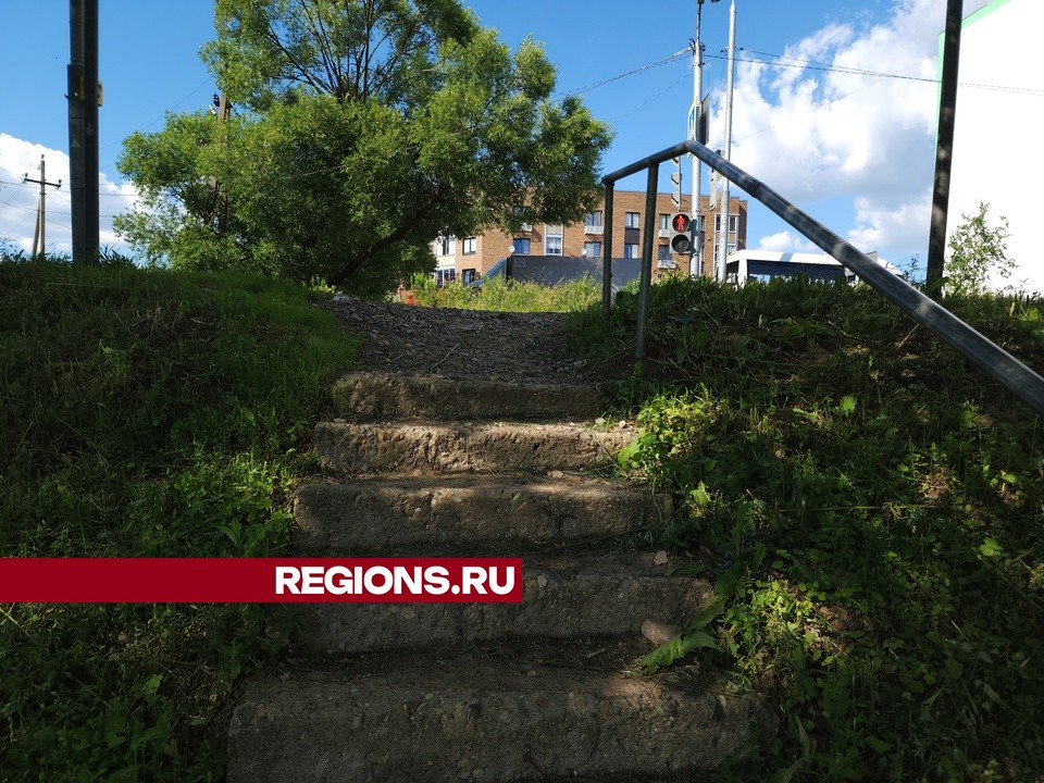 В деревне Лемешово по просьбе жителей обустроят лестницу, ведущую к пешеходному переходу