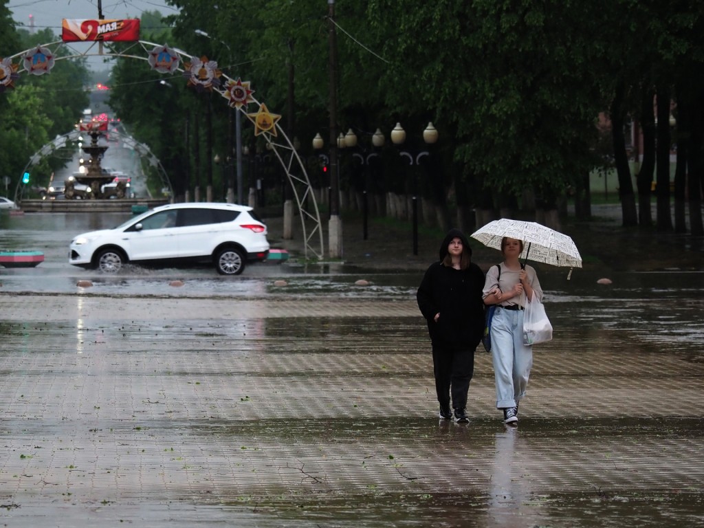 Тропические ливни и магнитную бурю обещают синоптики на этой неделе