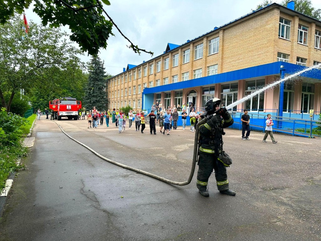 Работники «Мособлпожспаса» провели урок безопасности для воспитанников  лагеря в Рождественской школе | REGIONS.RU / Истра