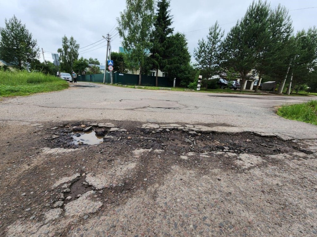 В поселке Бородинское поле выполнят ямочный ремонт на улице Юбилейной |  REGIONS.RU / Можайск