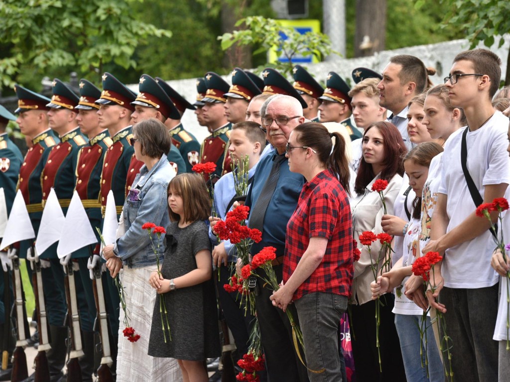 Мемориальную доску Герою СВО Александру Девятко открыли в Балашихе