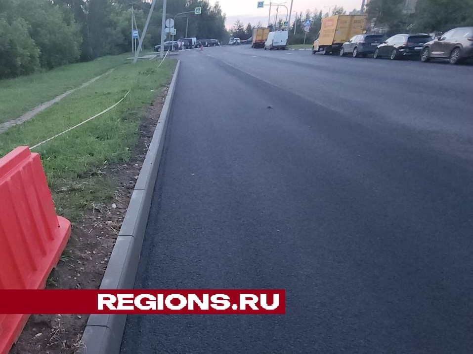 На улице Набережной в Долгопрудном заменили бордюр