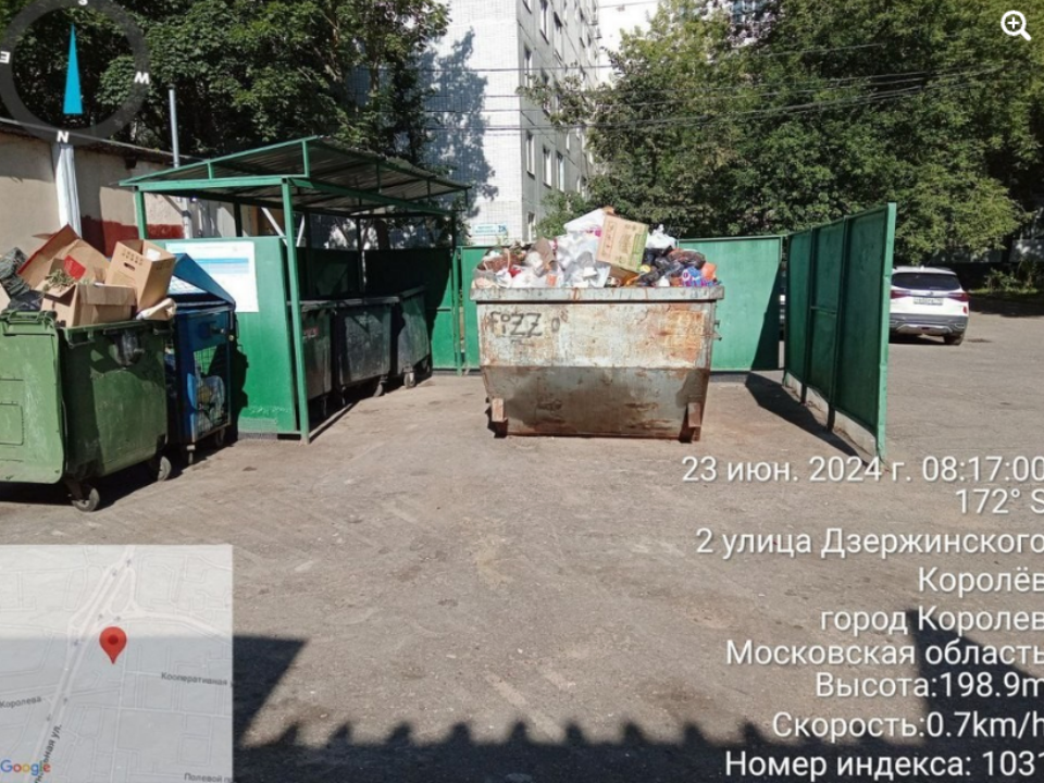 Коммунальщики Королева убрали навалы мусора с контейнерной площадки