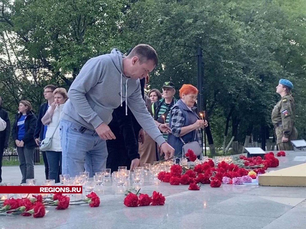Жители Власихи выложили из горящих свечей слово «Помним» у подножия мемориала