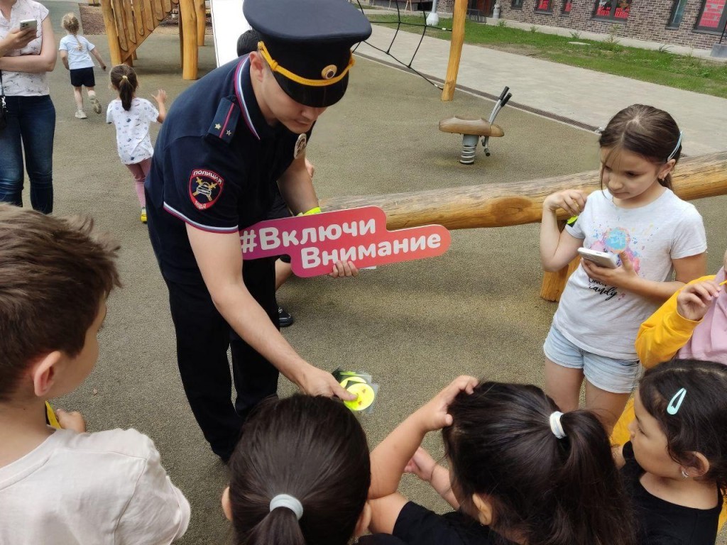 Инспекторы ГАИ напомнили гуляющим во дворе юным люберчанам о важности соблюдения ПДД